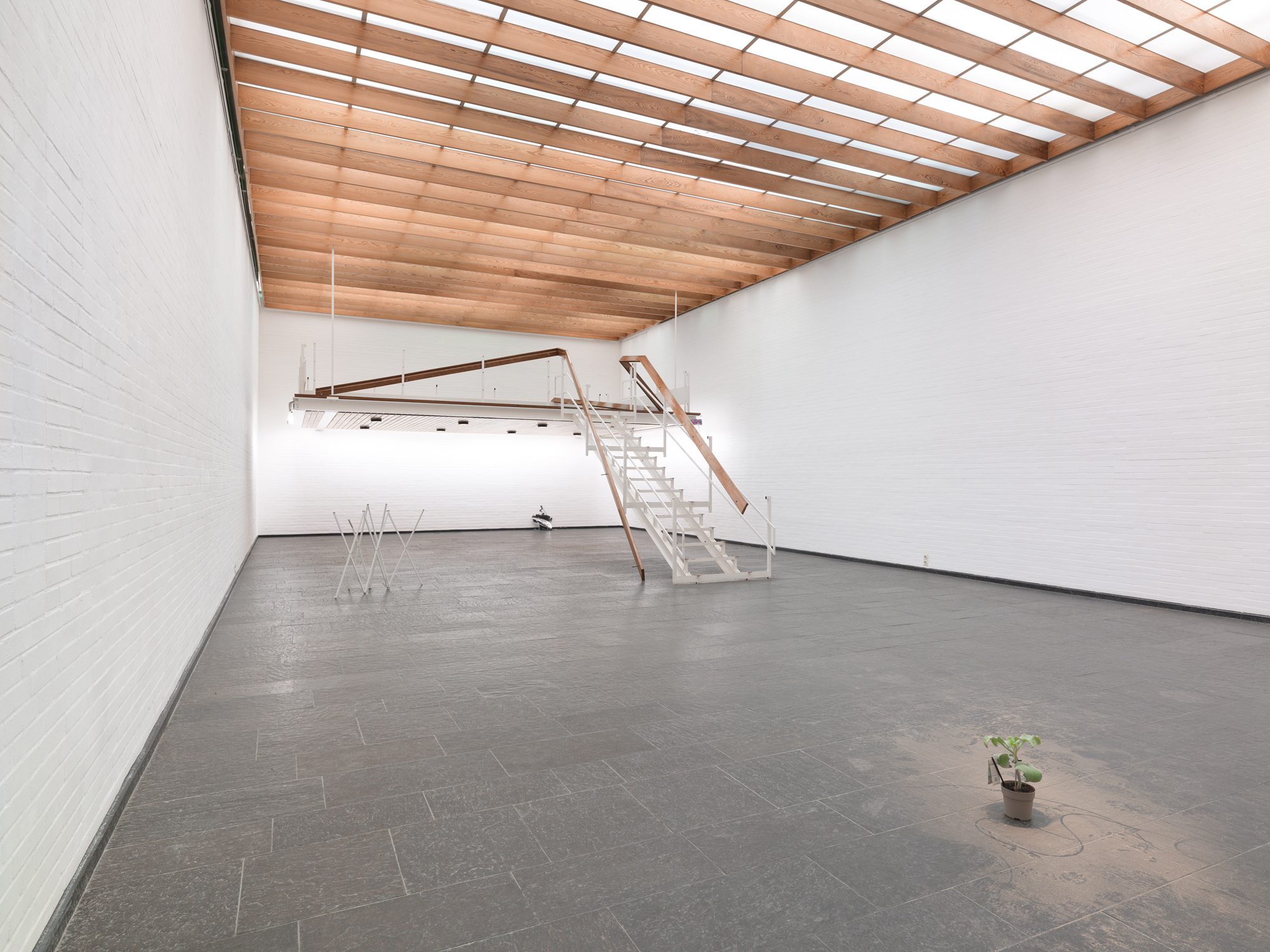 Marcel Hiller - 'Im Schatten der Nacht staucht die Stufe den Fuß in meinem Le Coq Sportif', 2014, installation view, mixed media, Kunsthalle Bremerhaven, DE, 2014. Photo: Ben Hermanni. 