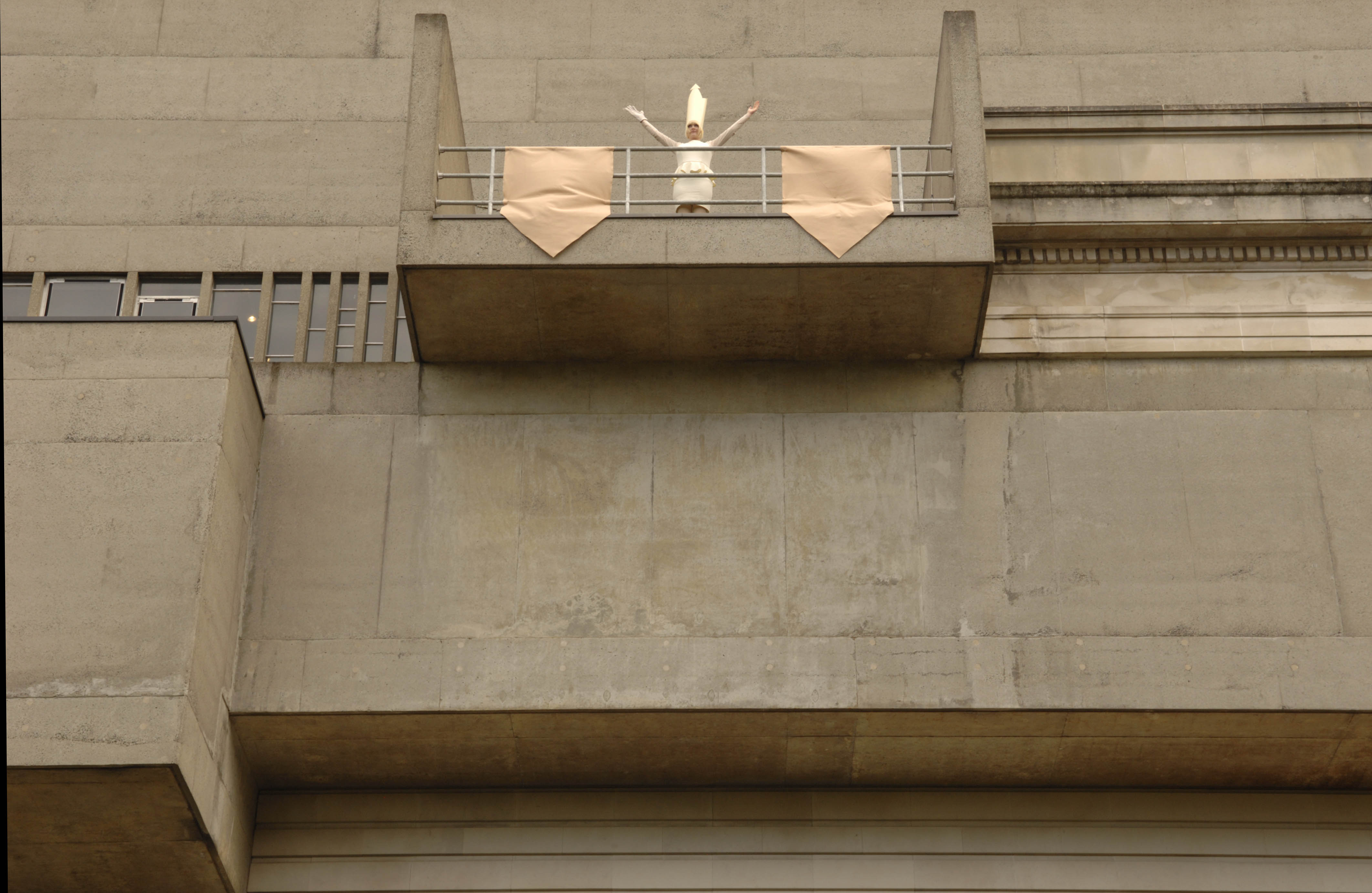 Sighle Bhreathnach-Cashell - '(FUTILE) FACILITY', performance, Ulster Museum, Belfast, 2012, photo: Emma Campbell